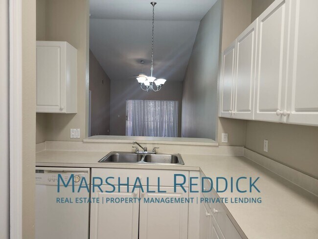 Building Photo - Super cute 2 bedroom 2 bath close to pine ...