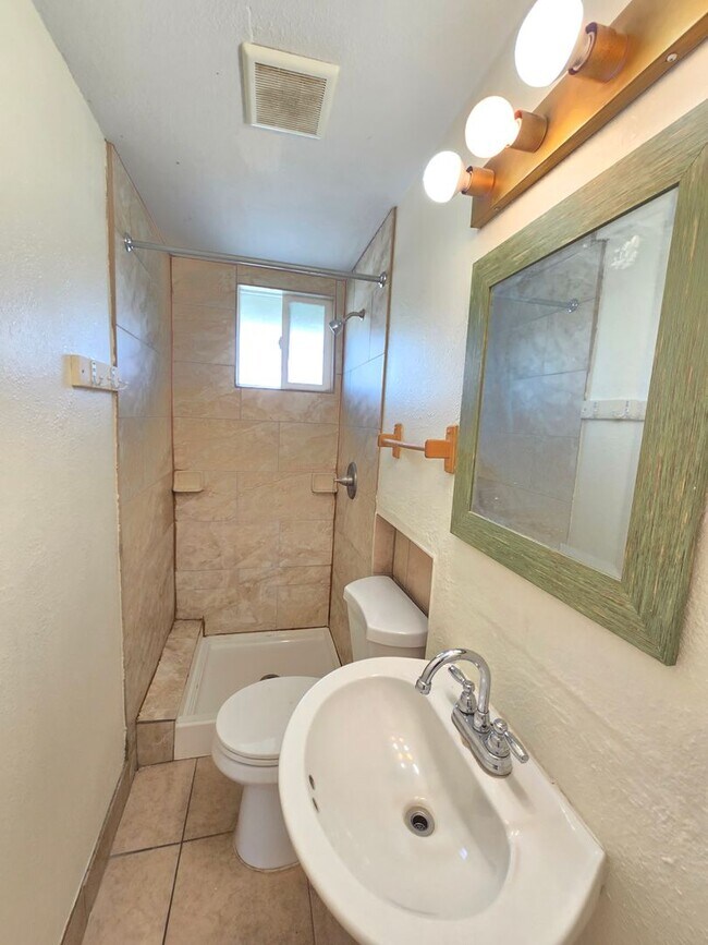 Building Photo - 2010 W Lumber St