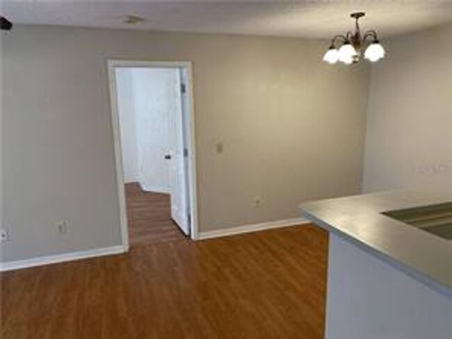 Building Photo - Bright and Spacious 2 BR / 2 BA Condo in C...