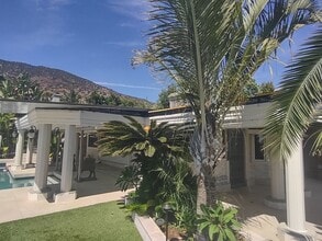 Building Photo - 804 Cloverview Dr