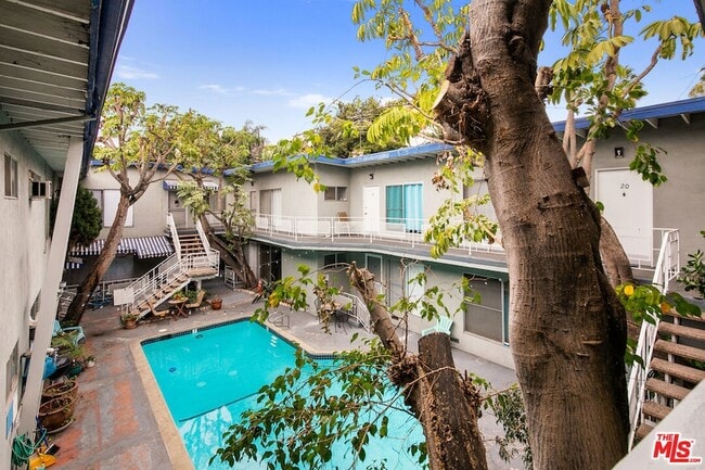 Building Photo - 941 N San Vicente Blvd