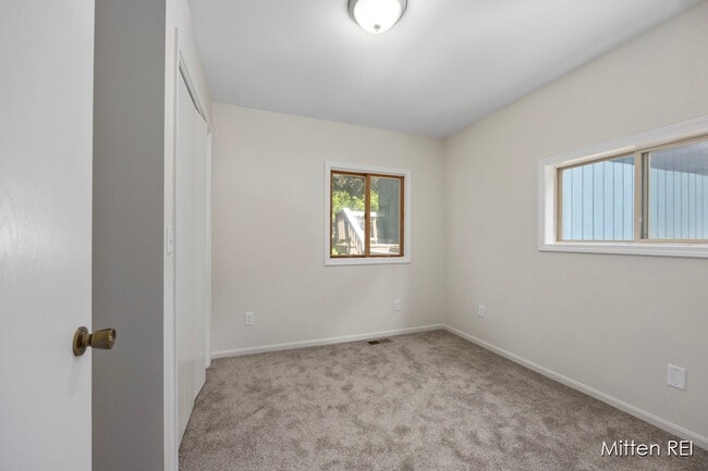 Building Photo - 13029 E Heights Rd