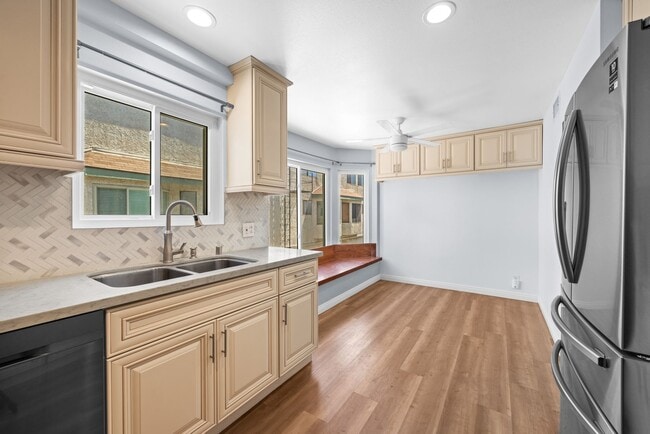 Building Photo - Bright, spacious Van Nuys 3-level townhome