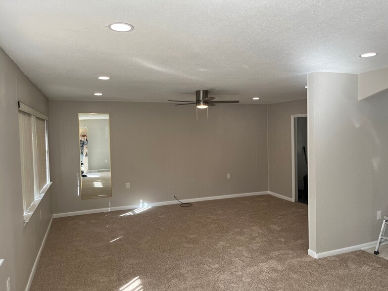 Building Photo - 18 Twisted Oak Trl