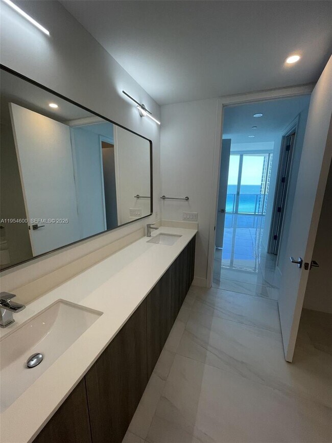 Building Photo - 17550 Collins Ave