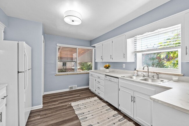 Building Photo - 44 Monroe St