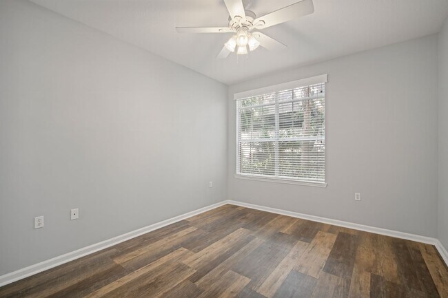 Building Photo - Renovated 2BR/2BA Condo With a Garage in I...