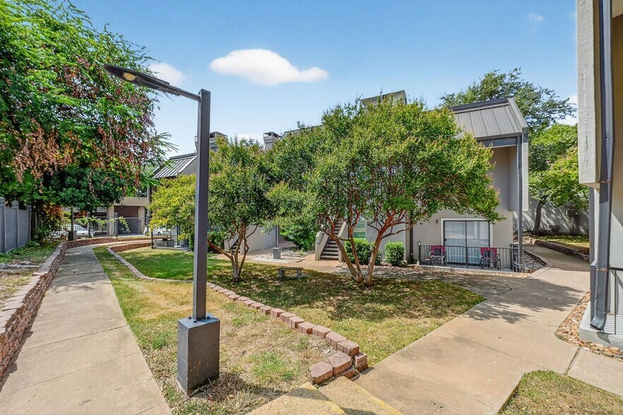 Building Photo - 935 La Posada Dr