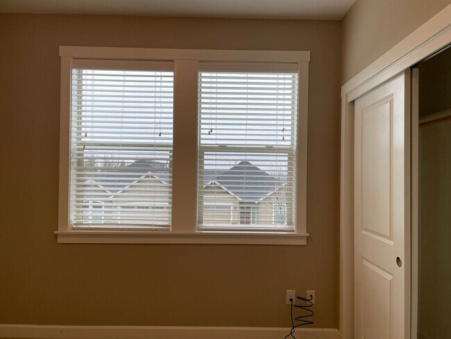 Building Photo - LUXURY 4 BD TOWNHOME! GATED PARKER VILLAGE...