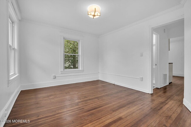 Building Photo - 614 7th Ave