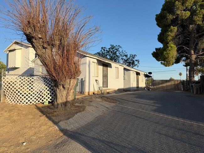 Building Photo - WoW 1 Bd 1 Ba House with a Yard and Laundry Hookups