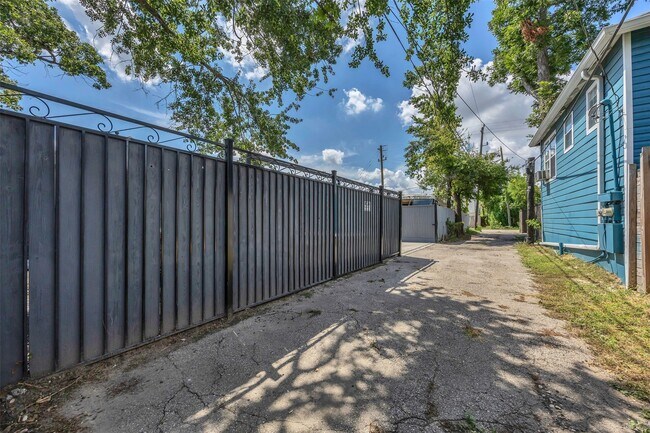 Building Photo - 2607 North Fwy