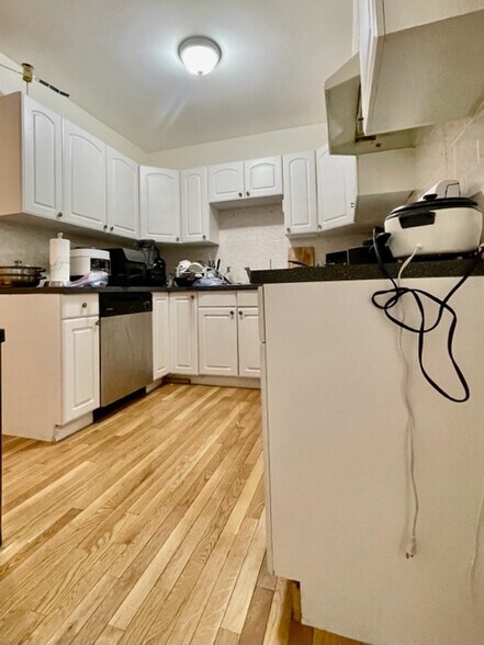 Building Photo - 54 Egmont St