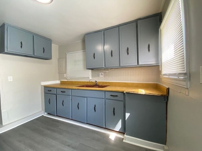 Building Photo - Two bedroom one bathroom single home in Sp...