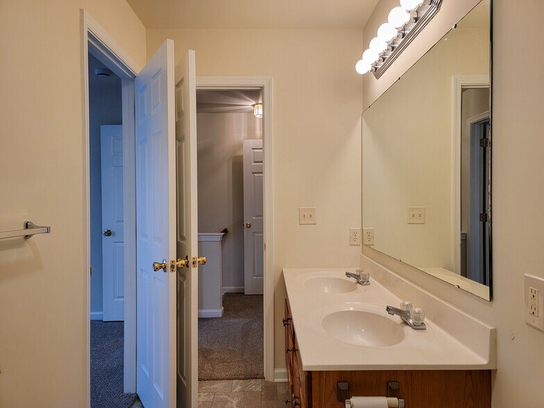 Building Photo - 542 Indian Rock Cir