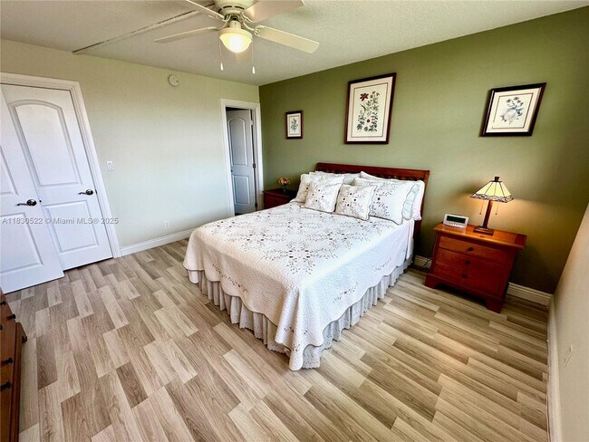 Building Photo - 9420 S Hollybrook Lake Dr