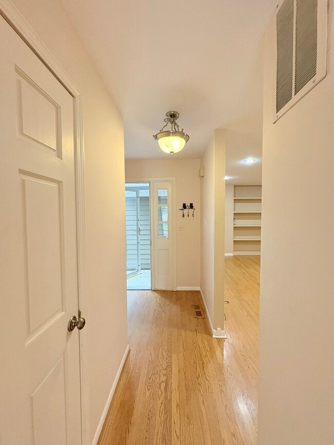 Building Photo - 424 Mallard Dr
