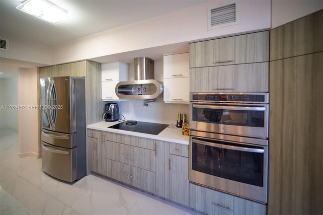 Building Photo - 16445 Collins Ave