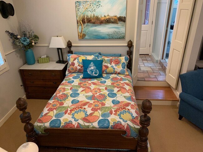 Building Photo - Charming 1BR House in Shelton