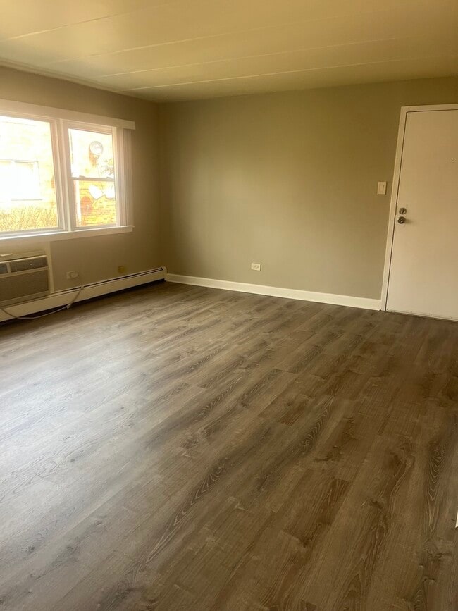 Building Photo - 10917 S Lloyd Dr