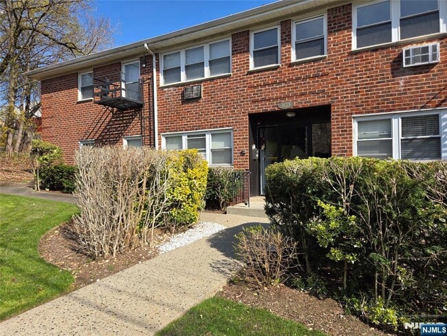 Building Photo - 1628 Valley 2A Vly