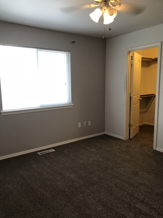 Building Photo - 3 Bed/2 bath...Newer Carpet and Flooring.....