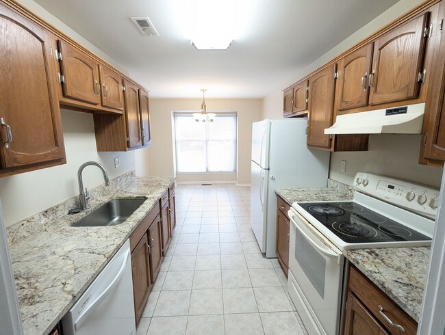 Building Photo - Beautifully maintained townhouse in Freder...