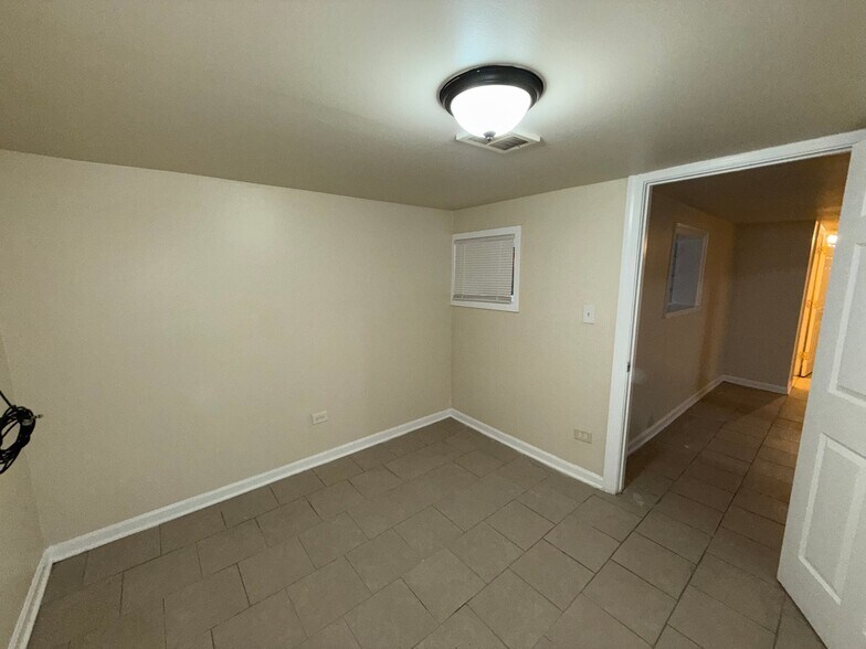 Building Photo - 7423 S St Lawrence Ave