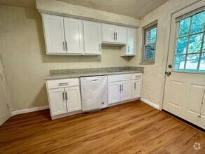 Building Photo - Gorgeous Three Bedroom Duplex in Castle Sh...