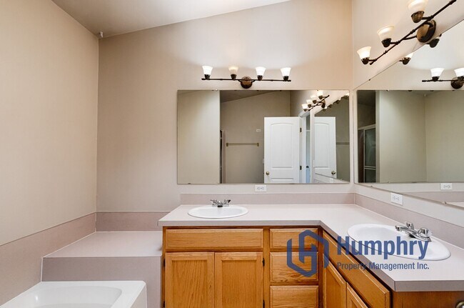 Building Photo - Beautiful home located just minutes from Settler's Park!