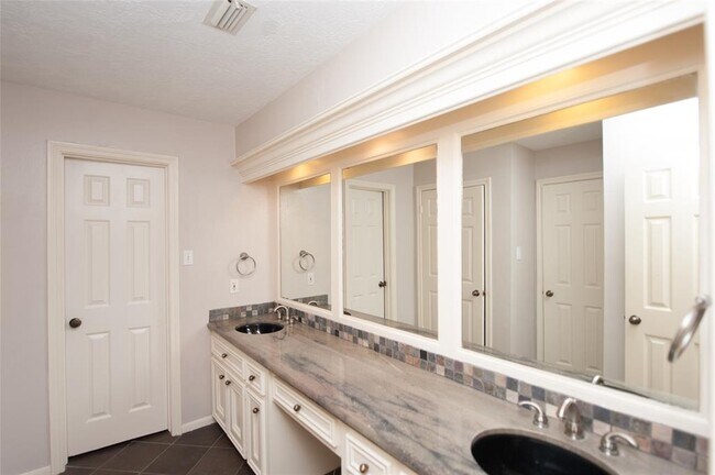 Building Photo - 738 Plainwood Dr