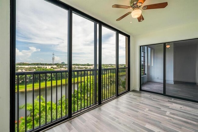 Building Photo - 2200 S Cypress Bend Dr