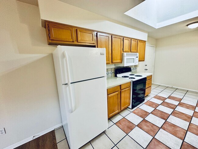 Building Photo - 5207 Thunderbird St