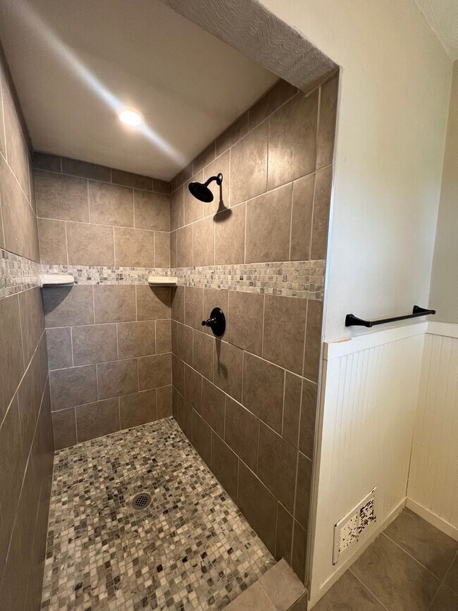 Building Photo - Updated and Spacious ranch in CAMELLIA ACRES