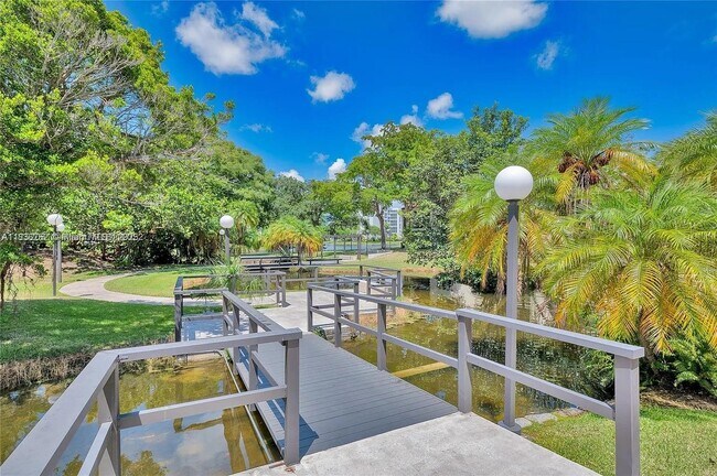 Building Photo - 2205 S Cypress Bend Dr
