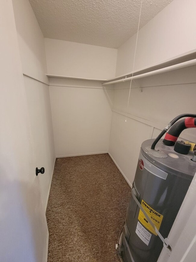 Building Photo - 1 Bedroom 1 Bath Triplex Unit in Los Molinos!