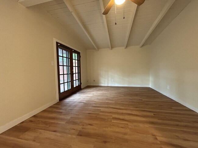 Building Photo - 3/1 in East Davis, New windows, new floors, new paint!