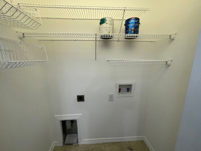 Building Photo - Beautiful End-Unit Townhome in Gated Eilan...