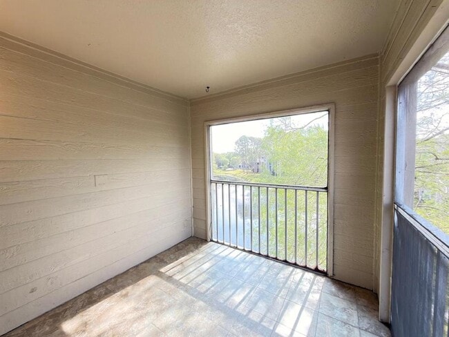 Building Photo - 5028 Park Central Dr