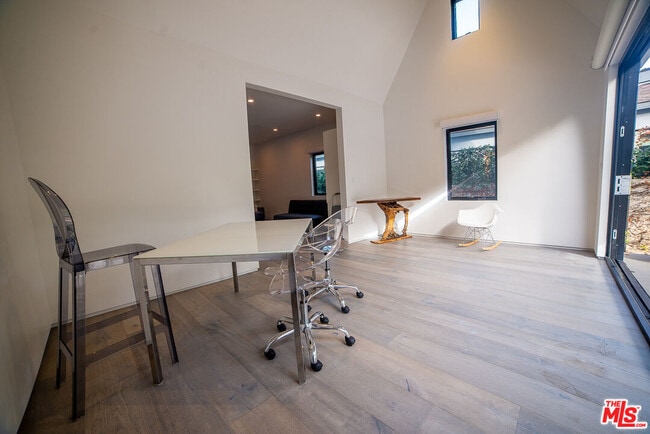 Building Photo - 205 Venice Way