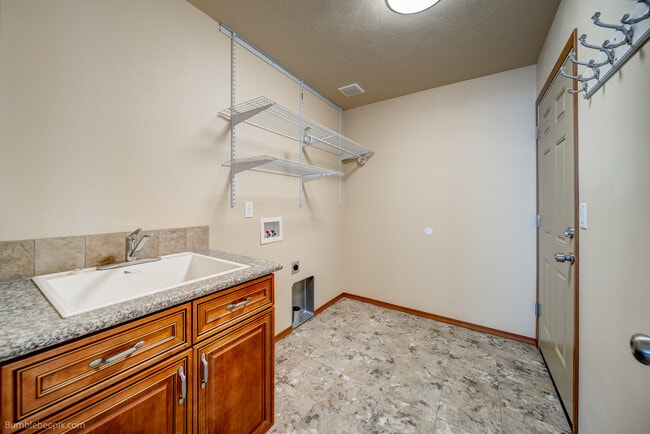 Building Photo - 1923 N Nelson St