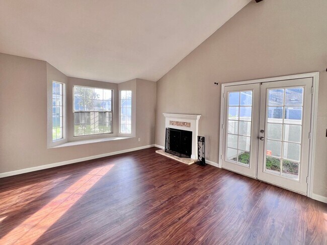 Building Photo - $2,295 Villa & Barstow, 3 Bedroom Condo - ...