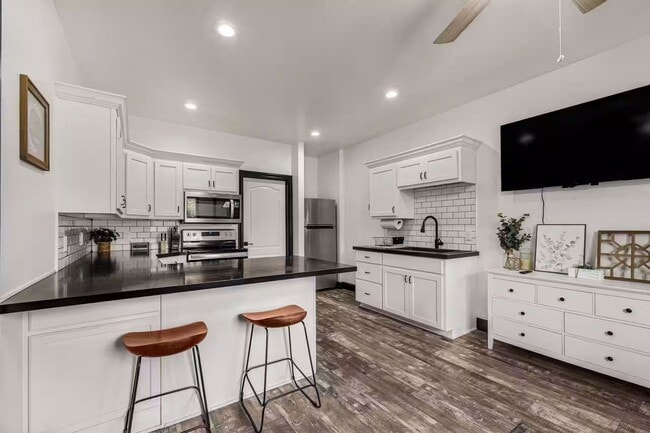 Building Photo - 304 Palomino Dr