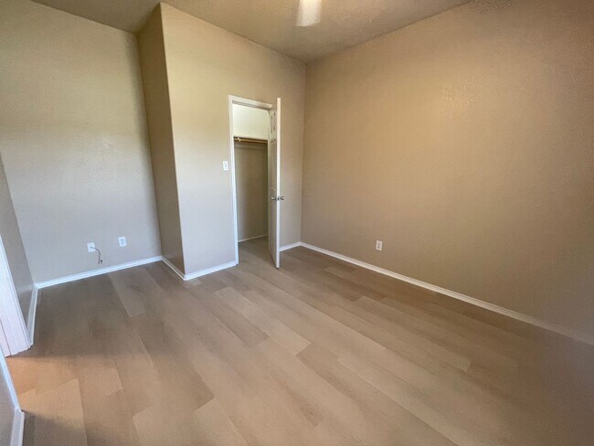 Building Photo - 105-107 Sunburst Court