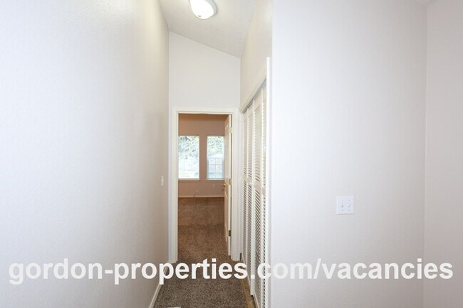 Building Photo - SUMMER SPECIAL: NE Halsey St - Gresham 2 bedroom townhouse with den/office