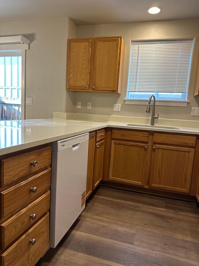 Building Photo - Juniper Ave 4-Plex (Juniper Prop.) - 02900-JUNI-00