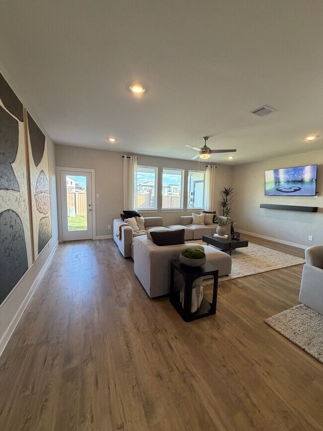 Building Photo - 3550 Blue Mockingbird St