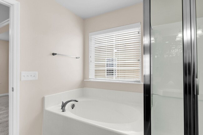 Building Photo - Convenient Location with Modern Amenities