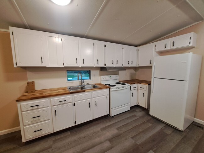 Building Photo - 3BR/2BA Mobile Home with Community Pool