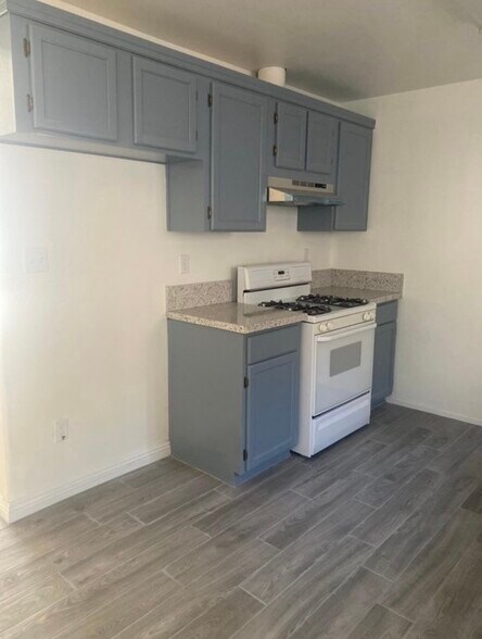 Building Photo - 1827 N Mariposa Ave